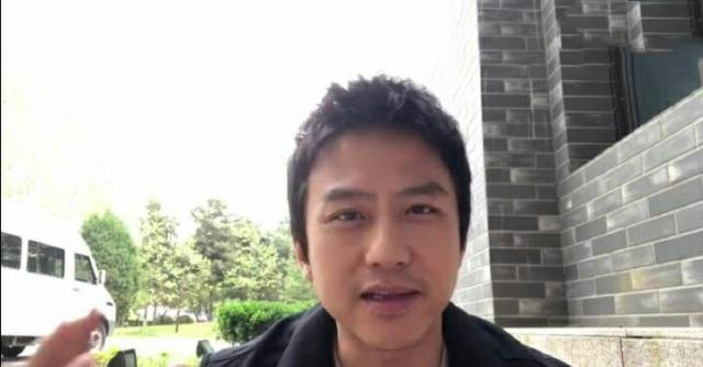 #邓超坐墙角给跑男录视频#，却被路人拍到他的背影照，网友：太搞笑