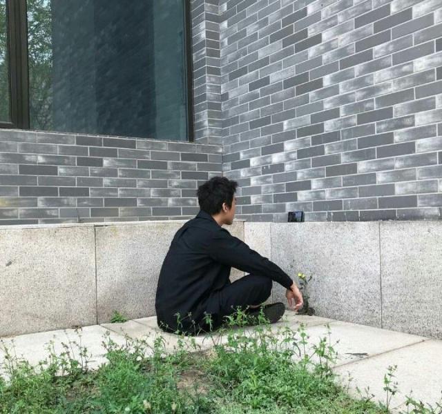 #邓超坐墙角给跑男录视频#，却被路人拍到他的背影照，网友：太搞笑