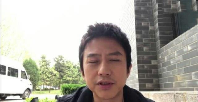 #邓超坐墙角给跑男录视频#，却被路人拍到他的背影照，网友：太搞笑