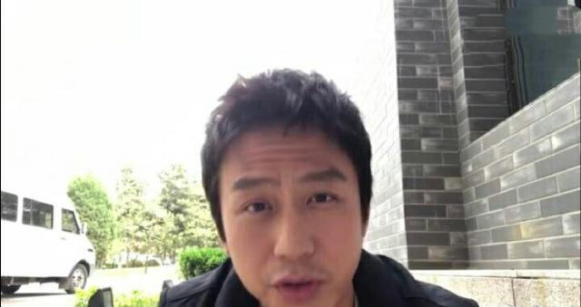 #邓超坐墙角给跑男录视频#，却被路人拍到他的背影照，网友：太搞笑