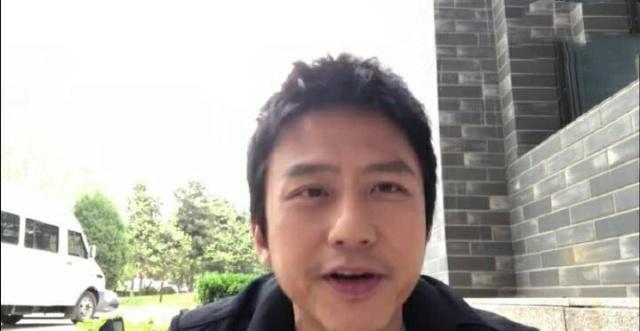 #邓超坐墙角给跑男录视频#，却被路人拍到他的背影照，网友：太搞笑