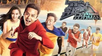 ​邓超坐墙角给跑男录视频，却被路人拍到他的背影照，网友：太搞笑