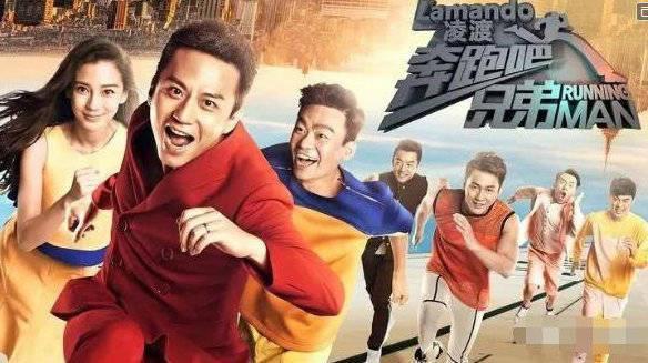 #邓超坐墙角给跑男录视频#，却被路人拍到他的背影照，网友：太搞笑