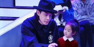 ​李承铉父女探班戚薇，女儿浓眉大眼似漫画少女