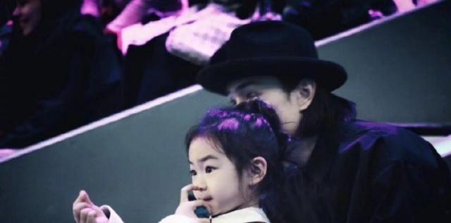 李承铉父女探班戚薇，女儿浓眉大眼似漫画少女