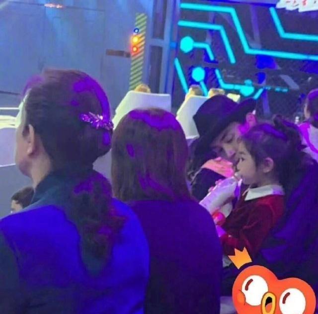 李承铉父女探班戚薇，女儿浓眉大眼似漫画少女