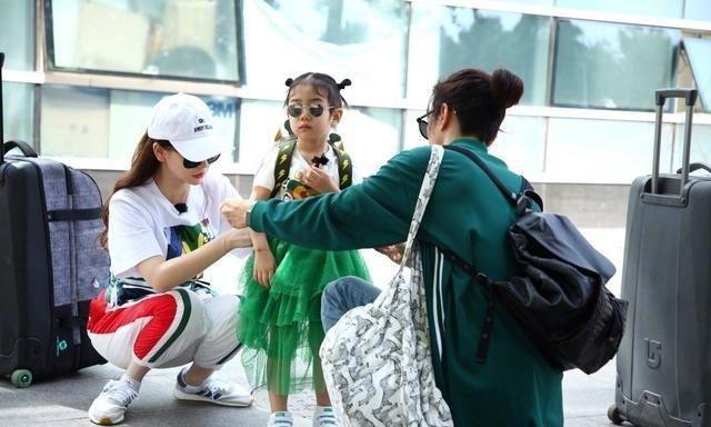 李承铉父女探班戚薇，女儿浓眉大眼似漫画少女