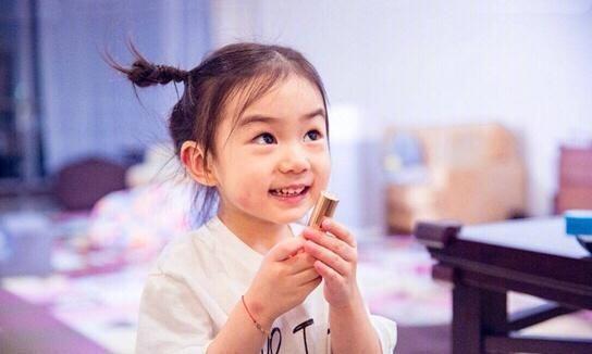 李承铉父女探班戚薇，女儿浓眉大眼似漫画少女