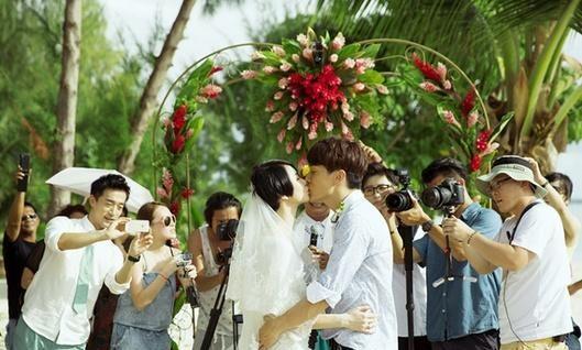 李承铉父女探班戚薇，女儿浓眉大眼似漫画少女