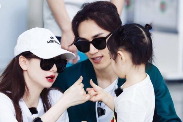 李承铉父女探班戚薇，女儿浓眉大眼似漫画少女