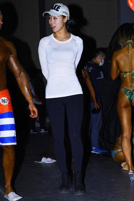 主题街拍：都穿紧身裤，谁漏谁尴尬