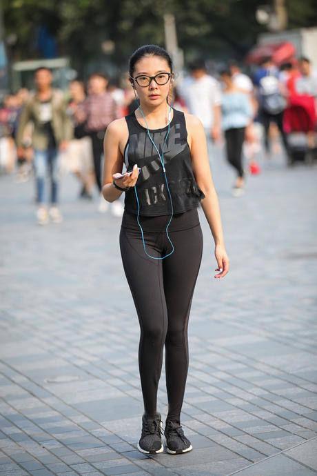 主题街拍：都穿紧身裤，谁漏谁尴尬