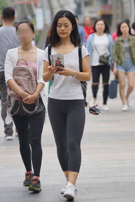 主题街拍：都穿紧身裤，谁漏谁尴尬