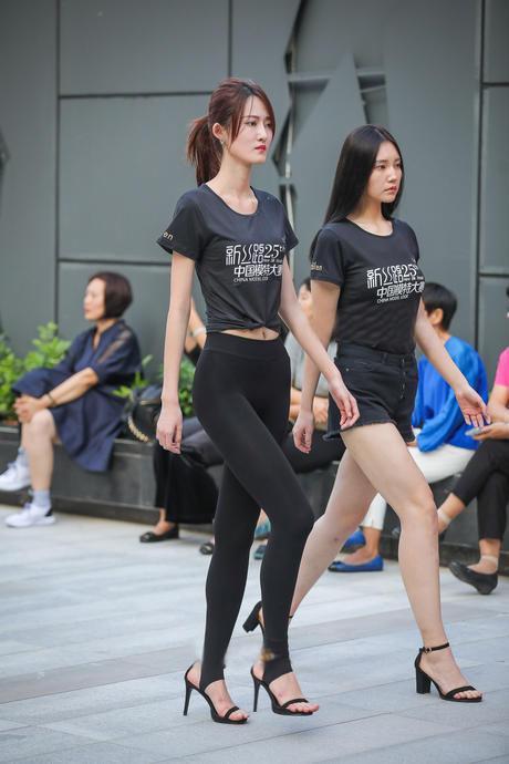 主题街拍：都穿紧身裤，谁漏谁尴尬