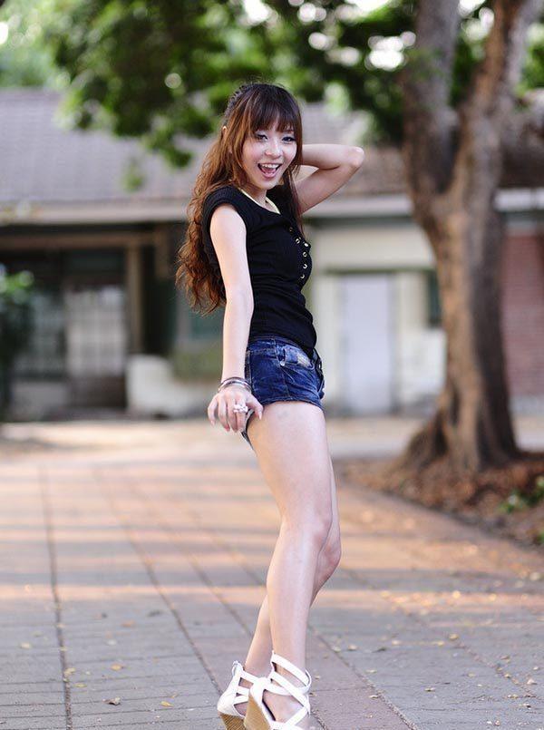 街拍：图1清纯，图2美丽大方，图3紧身包臂裙尽显身材玲珑！