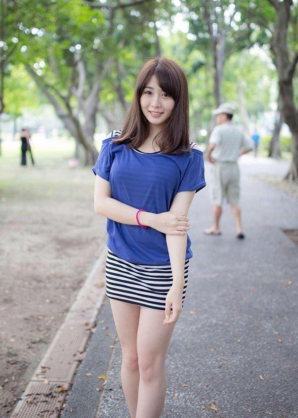 街拍：图1清纯，图2美丽大方，图3紧身包臂裙尽显身材玲珑！