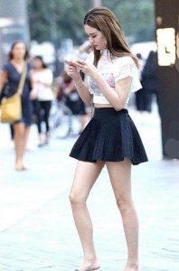 ​街拍: 美女玩手机太专心, 不知一阵风掀起裙子, 留下了唯美的画面