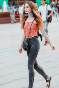 ​街拍: 翘臀美女穿着紧身裤出门, 蜜桃臀之美