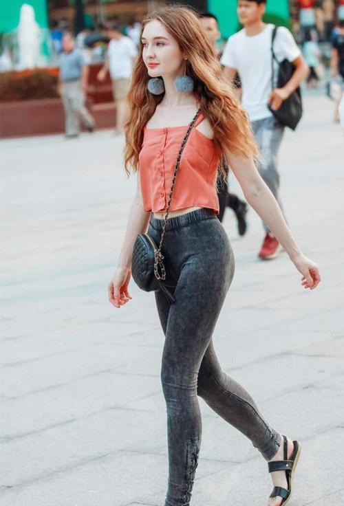 街拍: 翘臀美女穿着紧身裤出门, 蜜桃臀之美