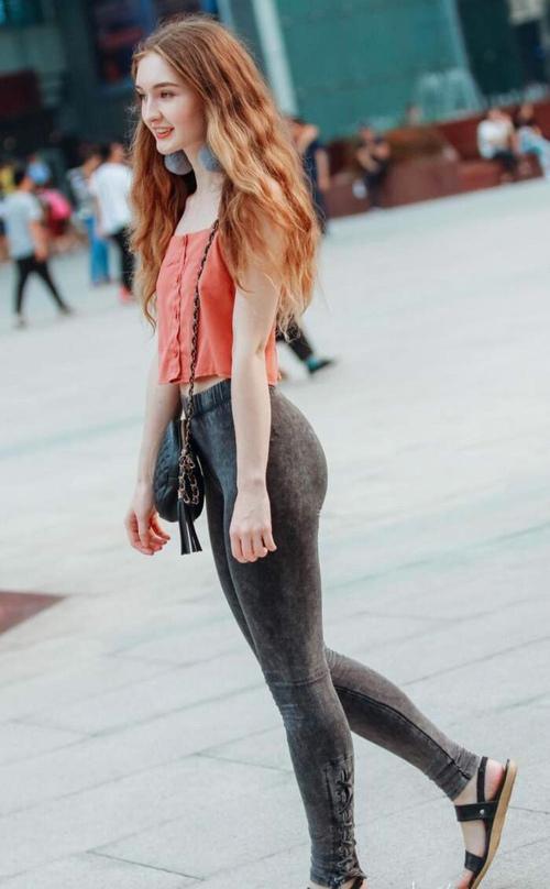 街拍: 翘臀美女穿着紧身裤出门, 蜜桃臀之美