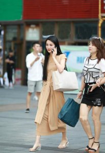 ​街拍：身材超好的美艳少妇，黑丝搭配黑色高跟鞋，诱惑力十足！