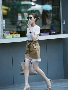 ​街拍，图三美女身穿红色吊带抹胸，黑色长裤更显身材苗条性感