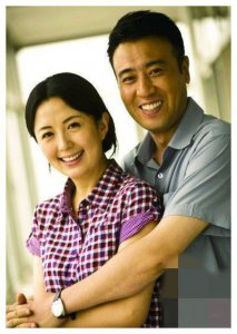 ​她是于和伟的贤妻，与杨童舒像同胞姐妹！看了长相网友直呼分不清