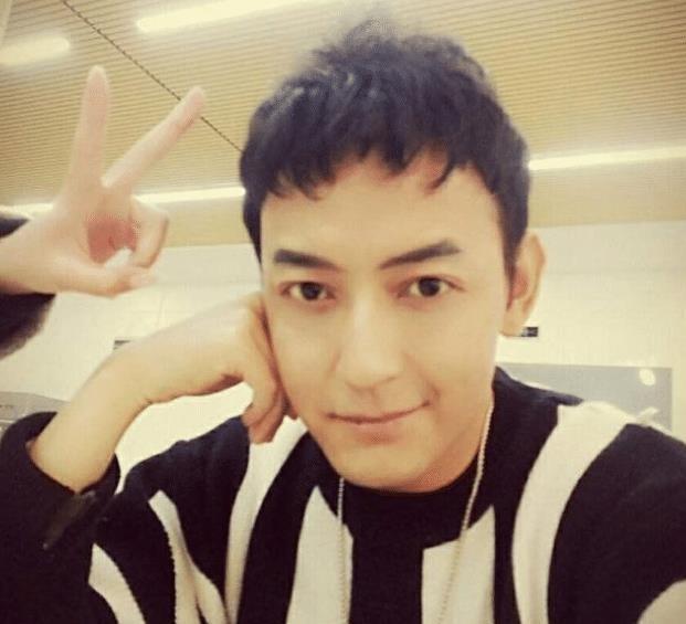 又一男星骤然离世！生病死亡只有20天！上千人参加葬礼交通阻塞