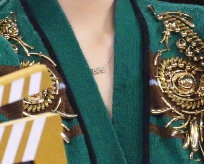 有爱! 章子怡项链是女儿名字, 而王菲的项链则是李嫣设计的