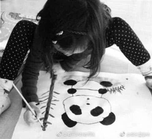 有爱! 章子怡项链是女儿名字, 而王菲的项链则是李嫣设计的