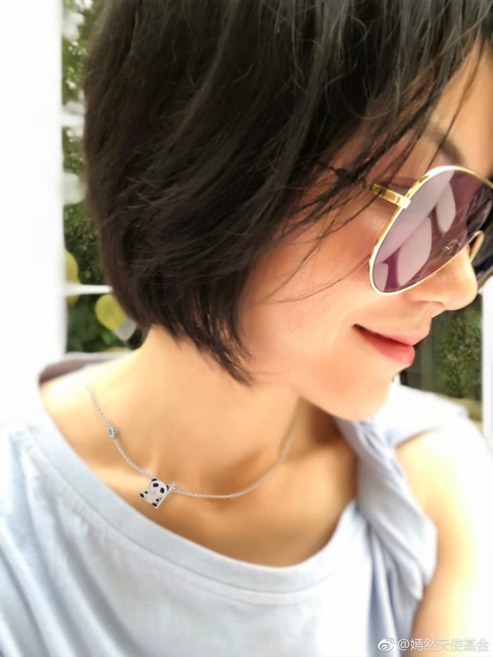 有爱! 章子怡项链是女儿名字, 而王菲的项链则是李嫣设计的