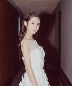 ​她是《香蜜》中爱恨分明的鎏英，如今靠着“银针腿”美到犯规！