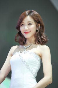 ​韩国靓丽车模金雅然车展写真