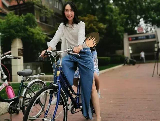 与佟丽娅片场同喝一瓶饮料，雷佳音出轨了？其妻：搬新家一个没少