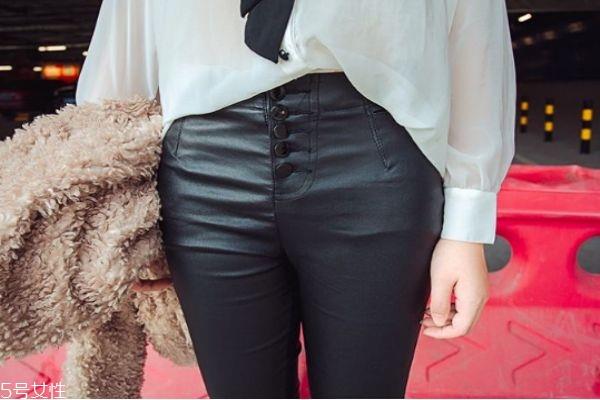 皮裤为什么会掉皮呢 如何保养皮裤呢