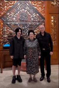 ​迟重瑞跟82岁妻子参加聚会被冷落，结婚33年，或放弃百亿家产