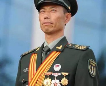 ​“全能兵王”王忠心光荣退休，仪式上喊话有召必回，退役后女儿继承父业