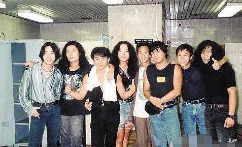 他抛弃王菲转投韩红的怀抱,韩红为了他至今不嫁