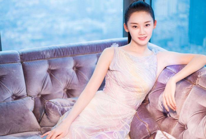 郑恺新恋情曝光?女方身材火辣,颜值赶超程晓玥,网友:艳福不浅