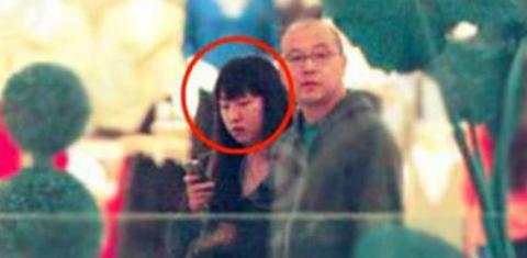 49岁窦唯三婚妻子曝光,颜值无可挑剔,难怪看不上王菲