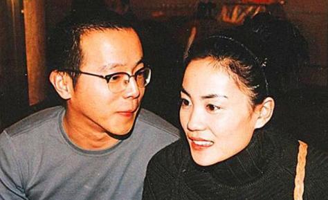 49岁窦唯三婚妻子曝光,颜值无可挑剔,难怪看不上王菲