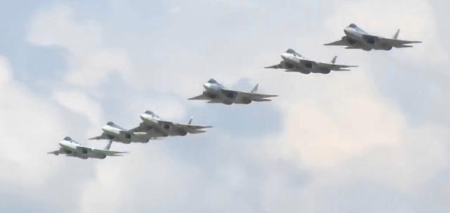 苏57坠毁了，明年也要服役？俄网友无情调侃：战斗机的铁生锈了