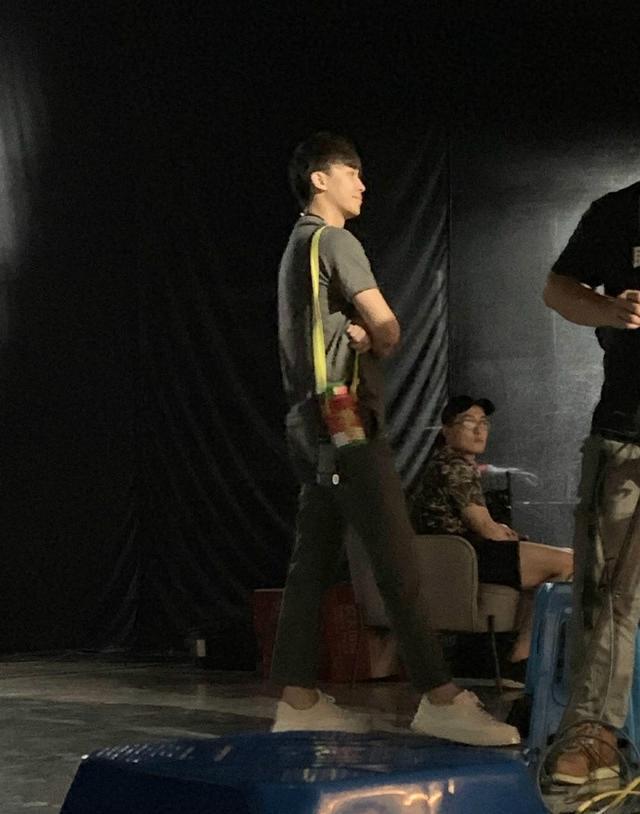 郑爽带男友录节目，接长发穿裙子仙气十足，男友成助理贴心照顾