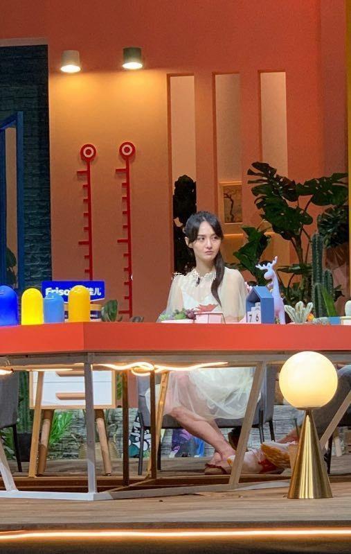 郑爽带男友录节目，接长发穿裙子仙气十足，男友成助理贴心照顾