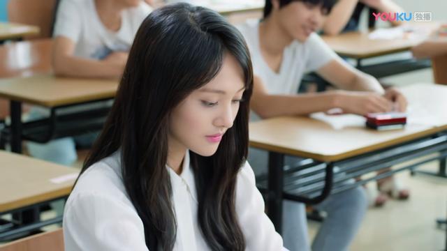 郑爽带男友录节目，接长发穿裙子仙气十足，男友成助理贴心照顾