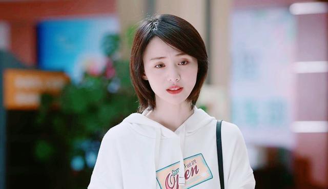 郑爽带男友录节目，接长发穿裙子仙气十足，男友成助理贴心照顾