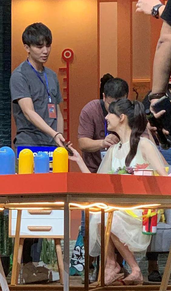 郑爽带男友录节目，接长发穿裙子仙气十足，男友成助理贴心照顾