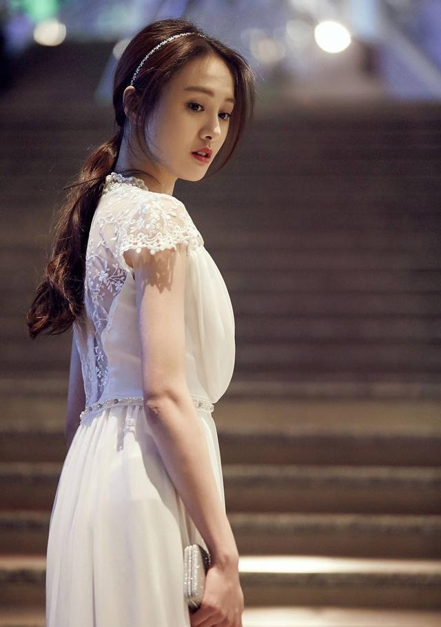 郑爽带男友录节目，接长发穿裙子仙气十足，男友成助理贴心照顾