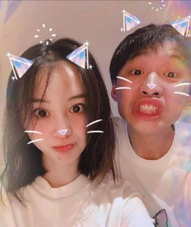 郑爽带男友录节目，接长发穿裙子仙气十足，男友成助理贴心照顾