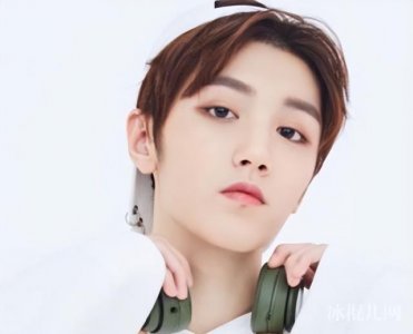 ​21岁偶像灵超再被曝吸烟，随地弹烟灰动作熟练，连累队友吸二手烟